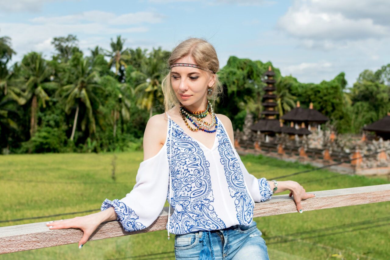 Vrouw bij tempel en jungle tijdens spirituele reis Bali